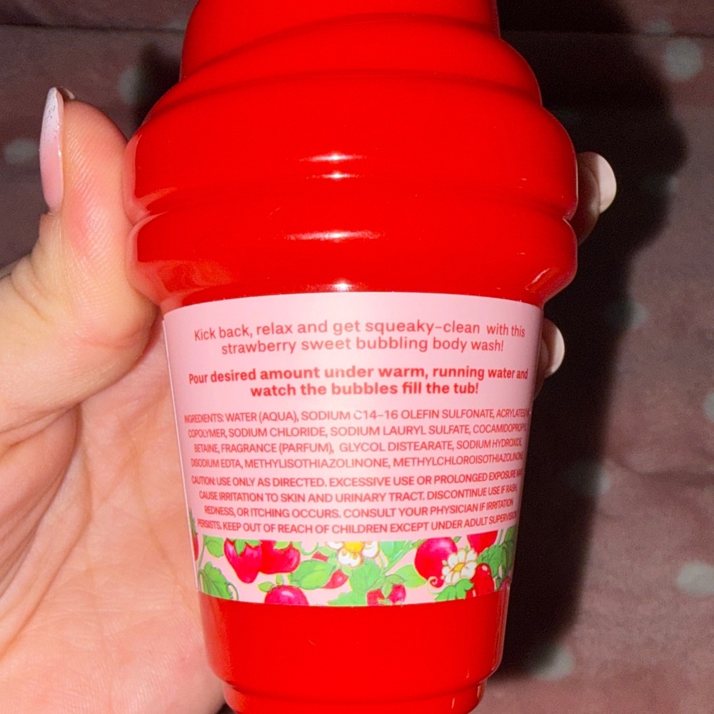 Strawberry Shortcake Gift Set (Claw Clip, Body Wash, Candle, Bag) - Picture 7 of 10